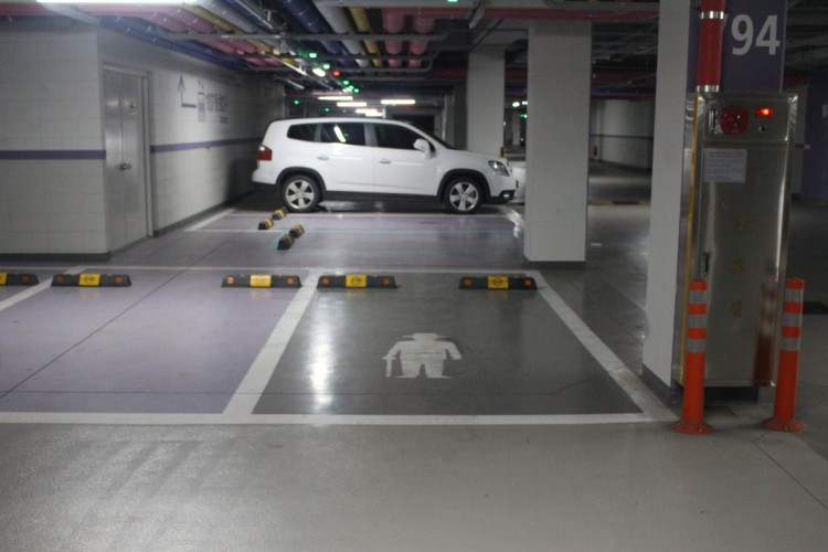 　高齢者専用駐車スペース