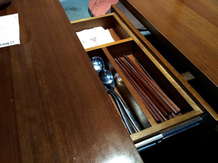 箸、スプーン、ナプキンはテーブルの横に