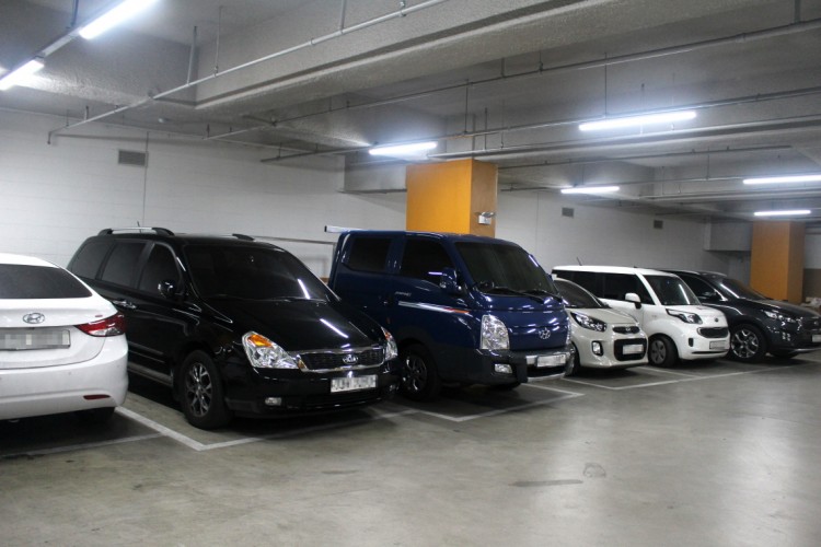 　駐車場に並んでる車もすべて黒いガラスです。