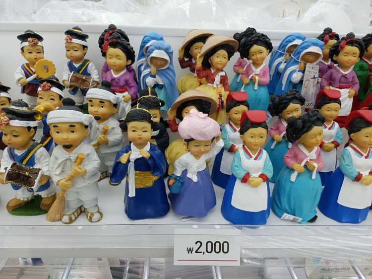 韓国伝統人形<br />2,000ウォン(約200円)